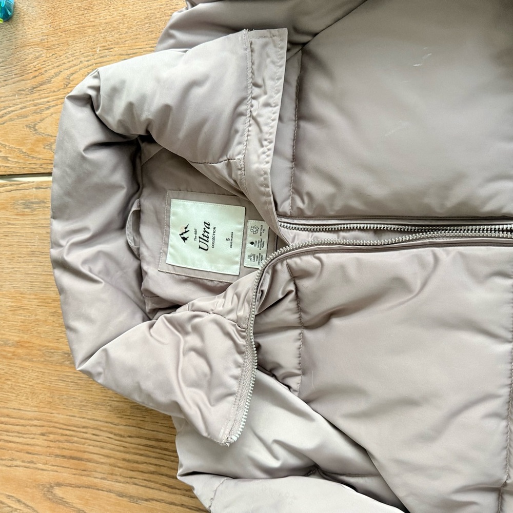 Abercrombie & Fitch Women's Puffer Jacket in Light Gray